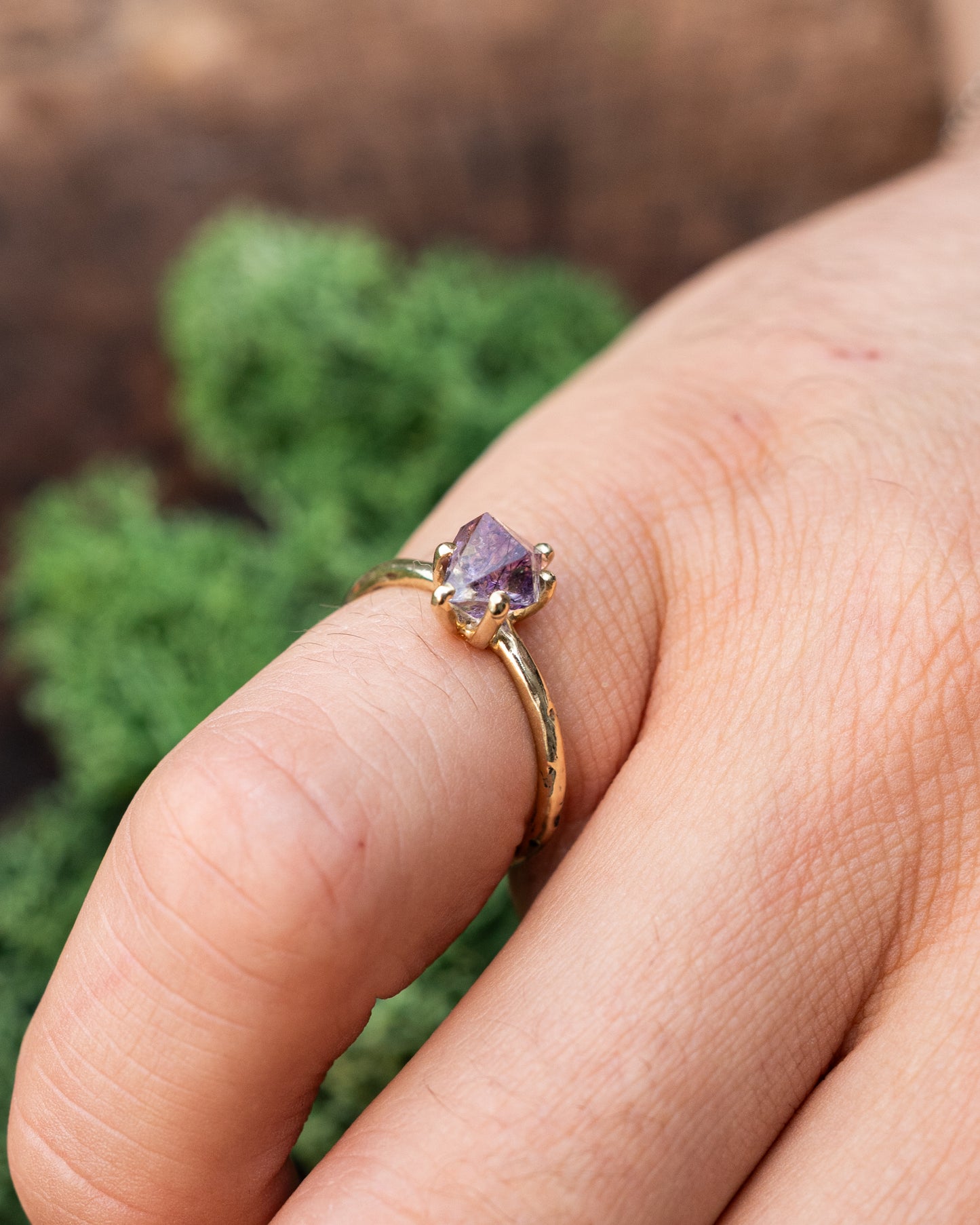18kt gold ring, with natural amethyst