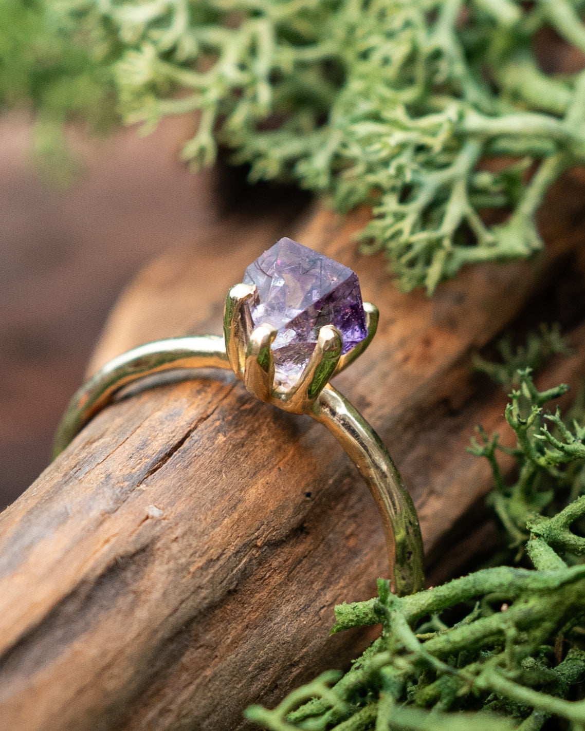 18kt gold ring, with natural amethyst
